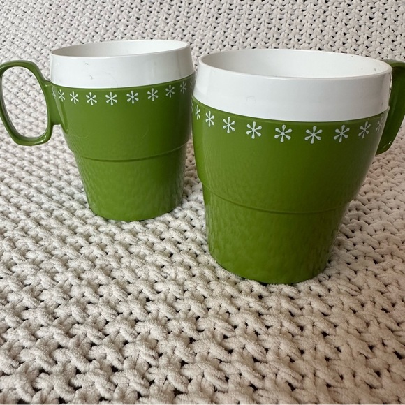 Vintage Avocado Green New-Mar Plastic Insulated Coffee Cups Daisy Design Set 2 - Picture 2 of 8